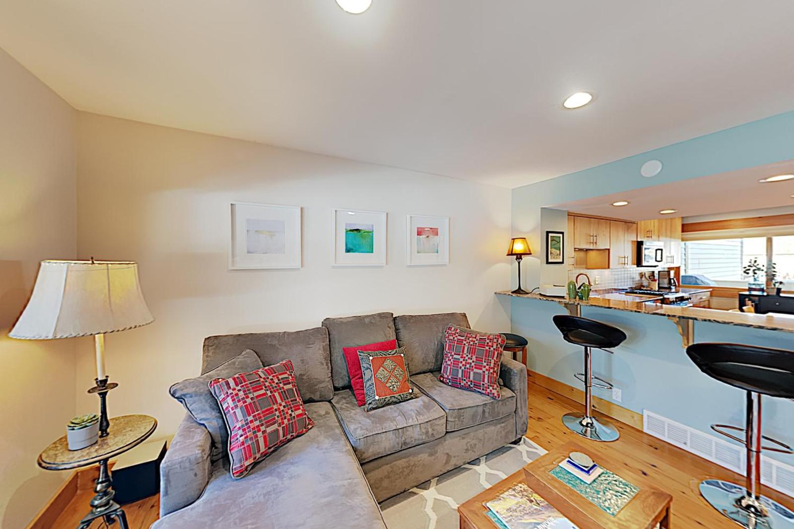 New Listing! Private Hot Tub, Walk To Sundance Condo Main image 1